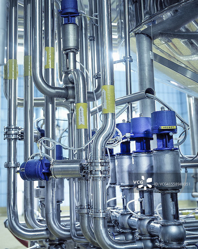 啤酒厂中的管道和连接特写图片素材