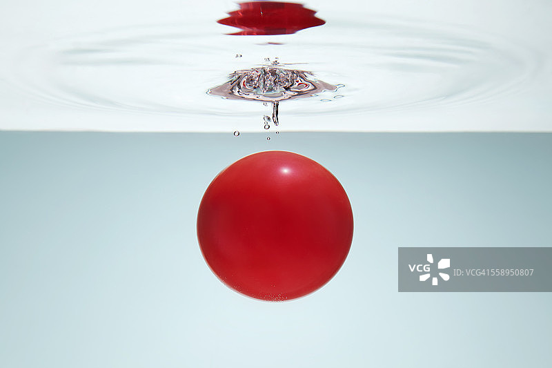 水中的红色圆圈图片素材