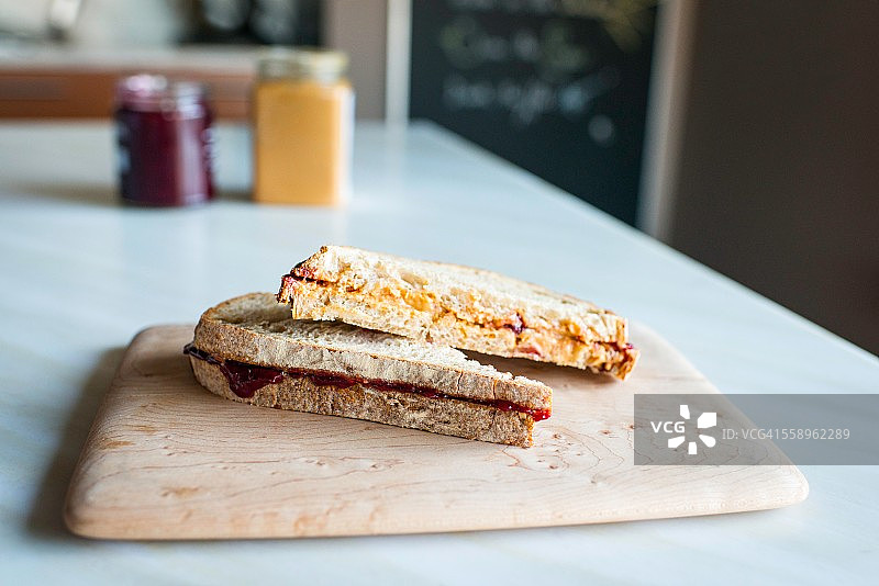 厨房台面上的烤三明治图片素材