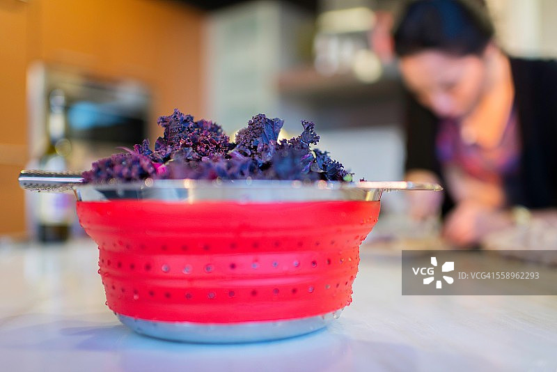 厨房台面上的一碗新鲜紫甘蓝图片素材