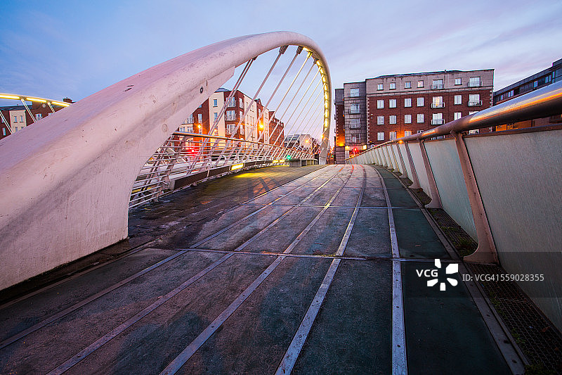 都柏林黎明时的詹姆斯·乔伊斯桥图片素材