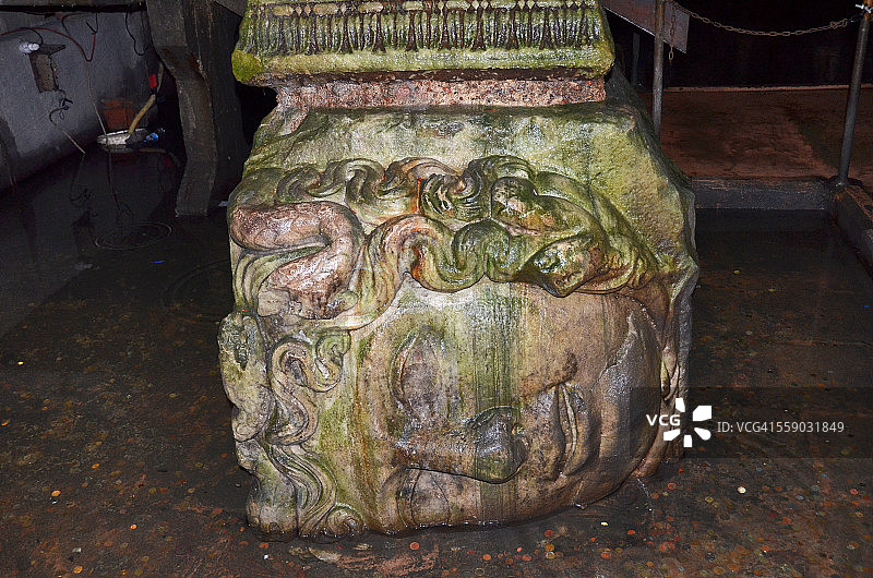 巴西利卡蓄水池的美杜莎头像柱基图片素材