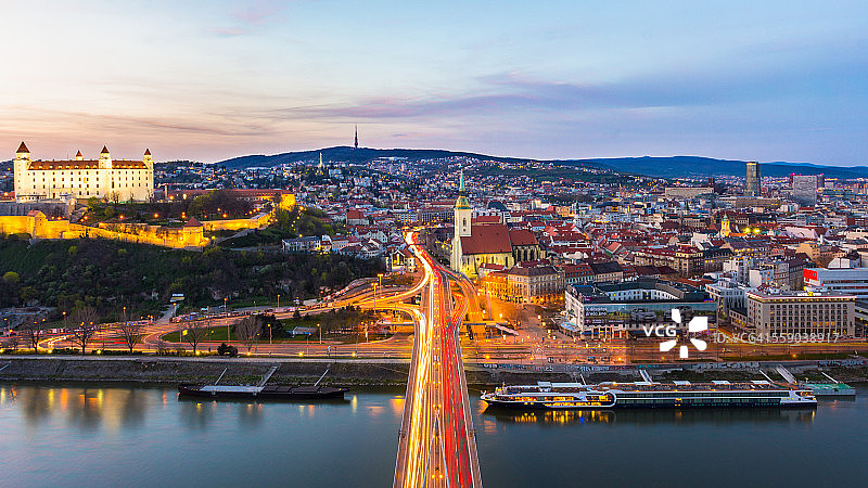 从斯洛伐克民族起义大桥看布拉迪斯拉发老城图片素材