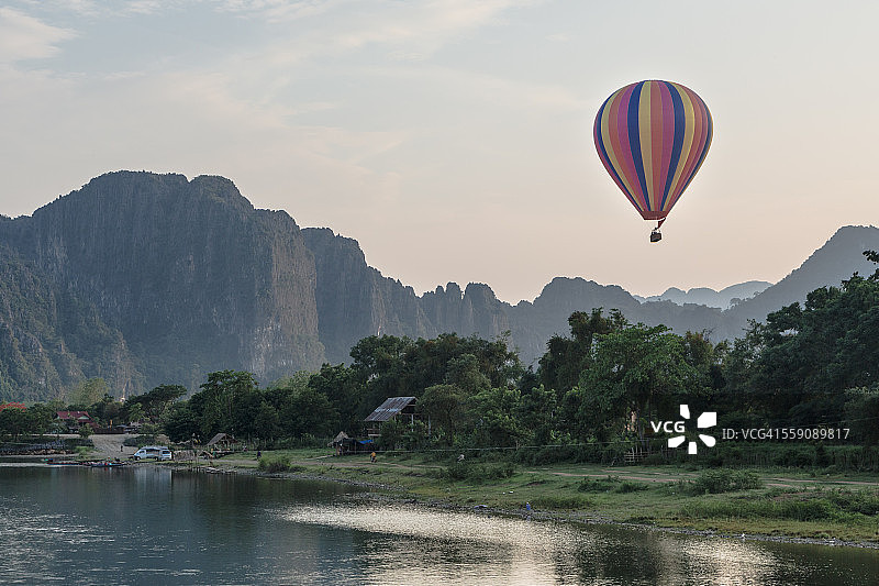 万荣上空的热气球图片素材