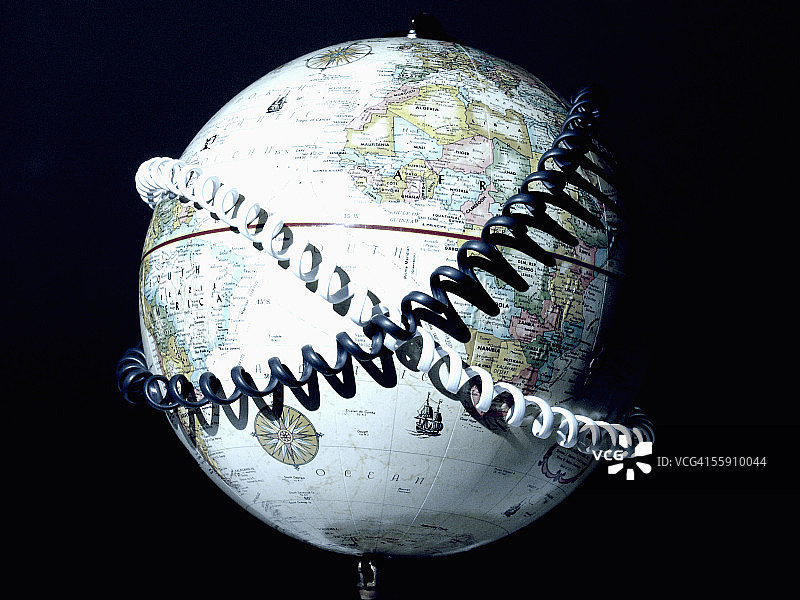 缠绕地球仪的电话线图片素材