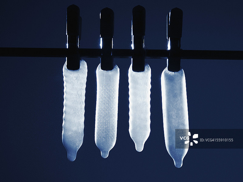 晾衣绳上的避孕套特写图片素材