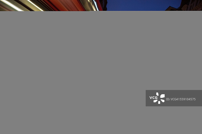 夜晚的伦敦查令十字路图片素材