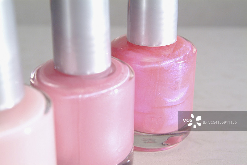 三瓶粉色指甲油特写图片素材