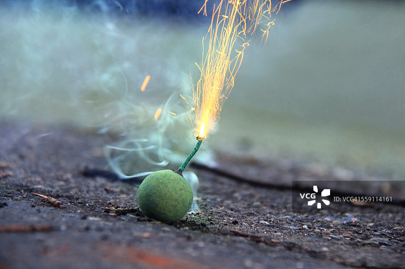 带有火花的绿色烟雾弹图片素材