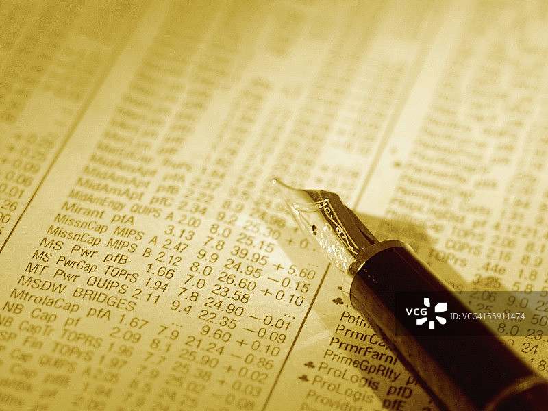 报纸上的钢笔图片素材