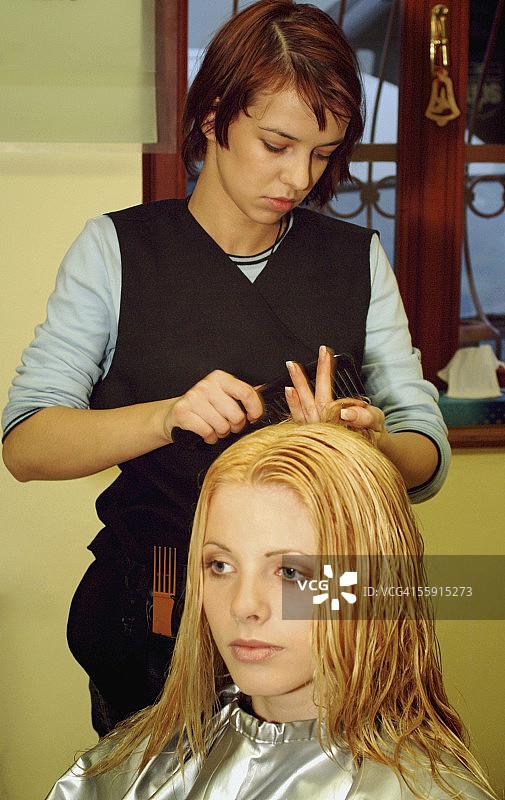 发型师为中年女性剪发图片素材