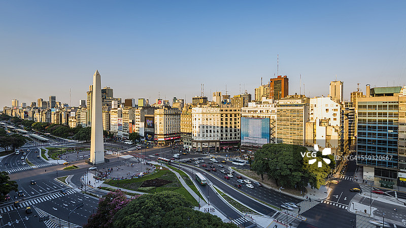 七月九日大道上的城市地标方尖碑图片素材