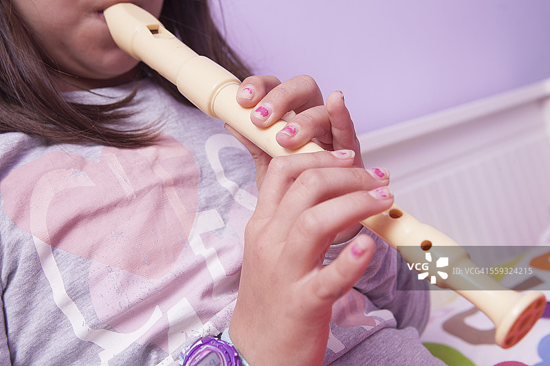 吹长笛的女孩特写图片素材