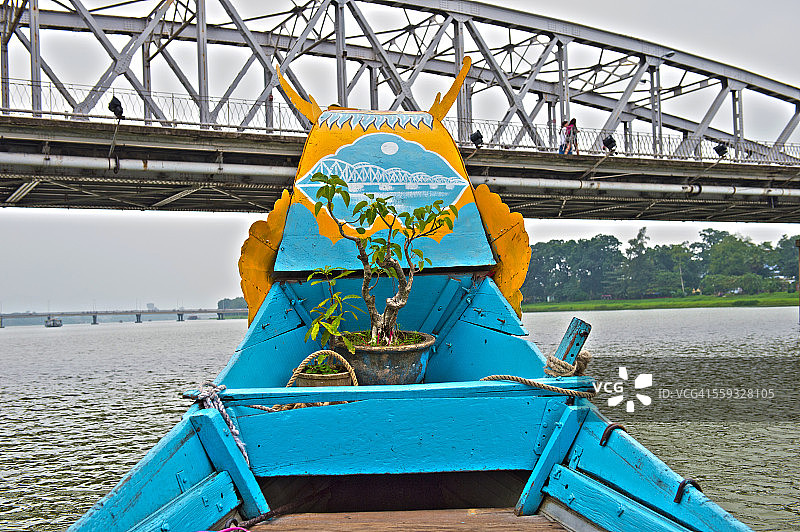 越南顺化桥下的龙舟图片素材