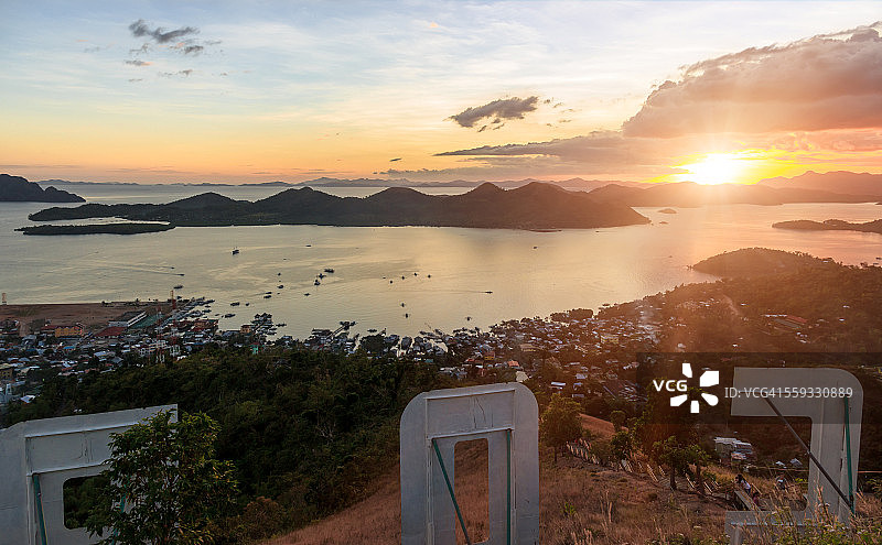 从塔皮亚斯山俯瞰科隆镇的日落图片素材