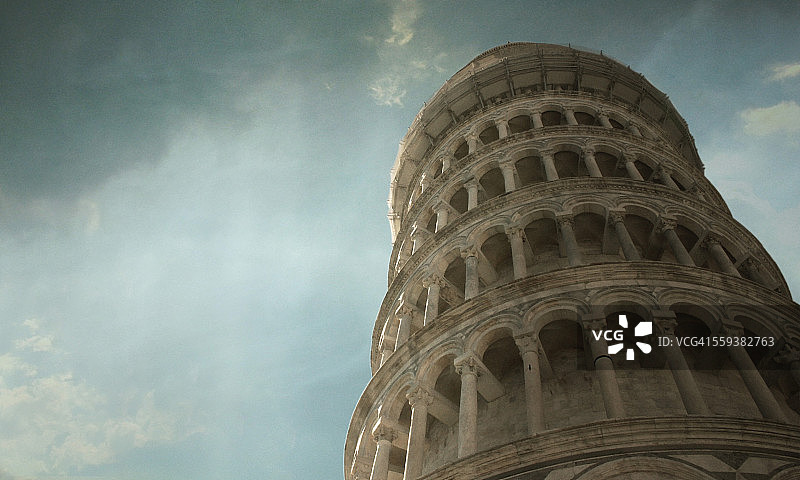 比萨斜塔上空的云彩图片素材