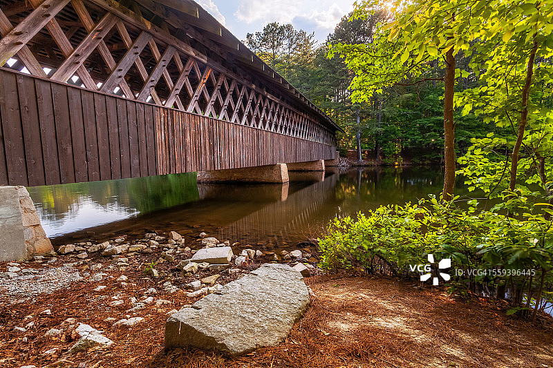 佐治亚州亚特兰大石山的廊桥图片素材