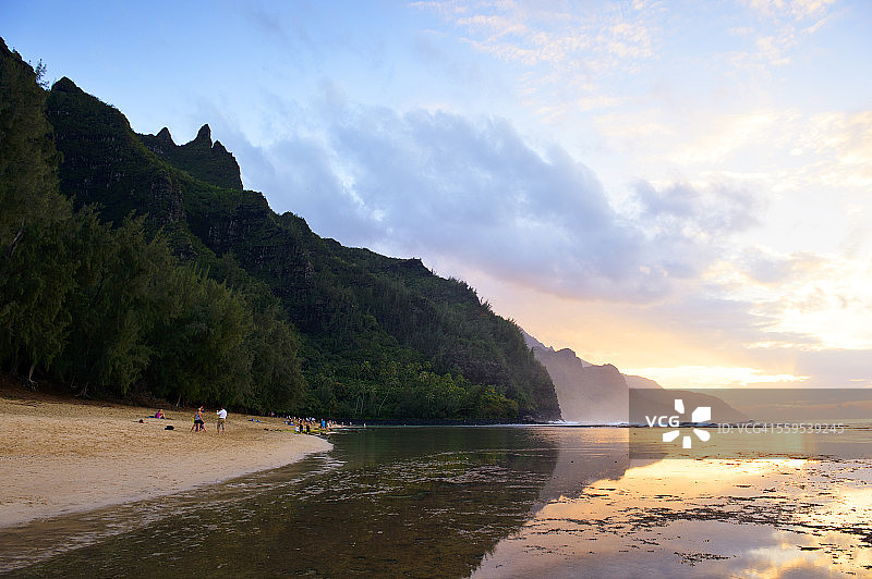 美国夏威夷哈纳雷，基海滩日落和纳帕利海岸景观图片素材