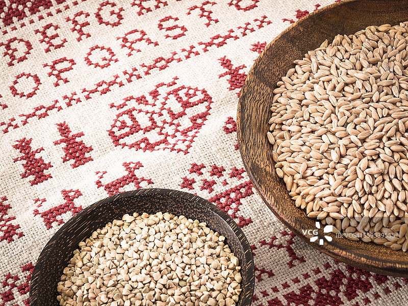 十字绣花边的斯佩尔特小麦和荞麦碗图片素材