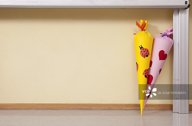 教室里的糖果筒图片素材