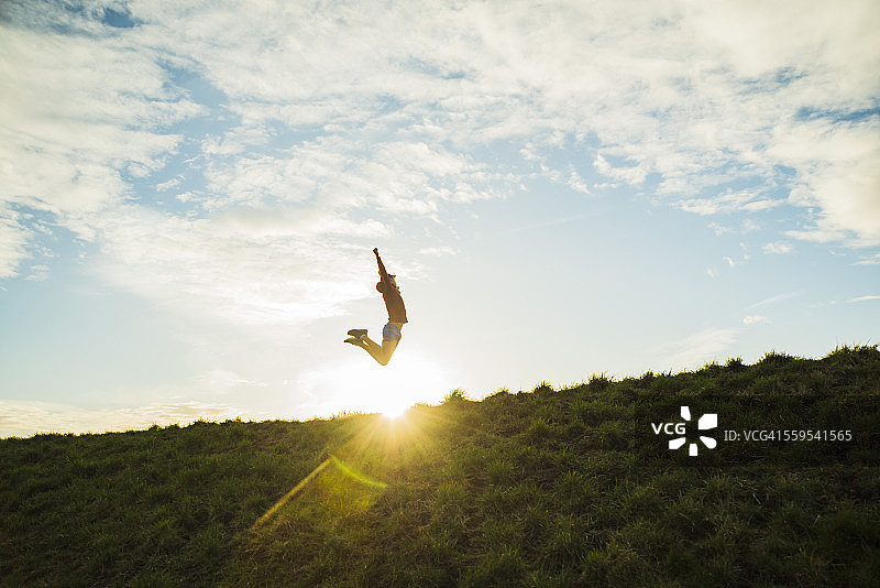 德国曼海姆：欢呼雀跃的年轻人看着日出图片素材