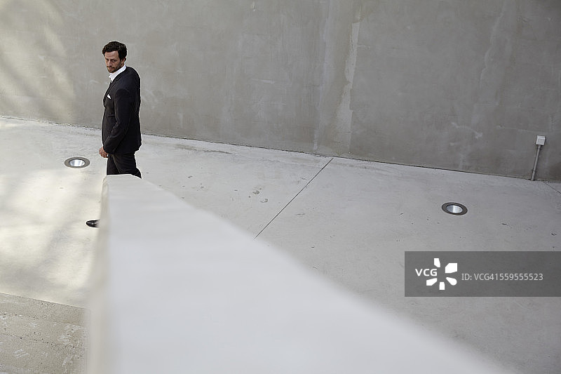 在现代建筑中行走的商人图片素材