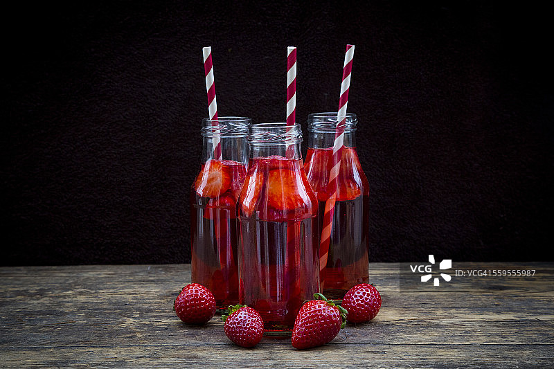 三瓶自制草莓柠檬水图片素材