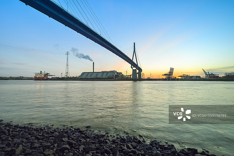 德国汉堡：科尔布兰德桥和日落时的港口图片素材