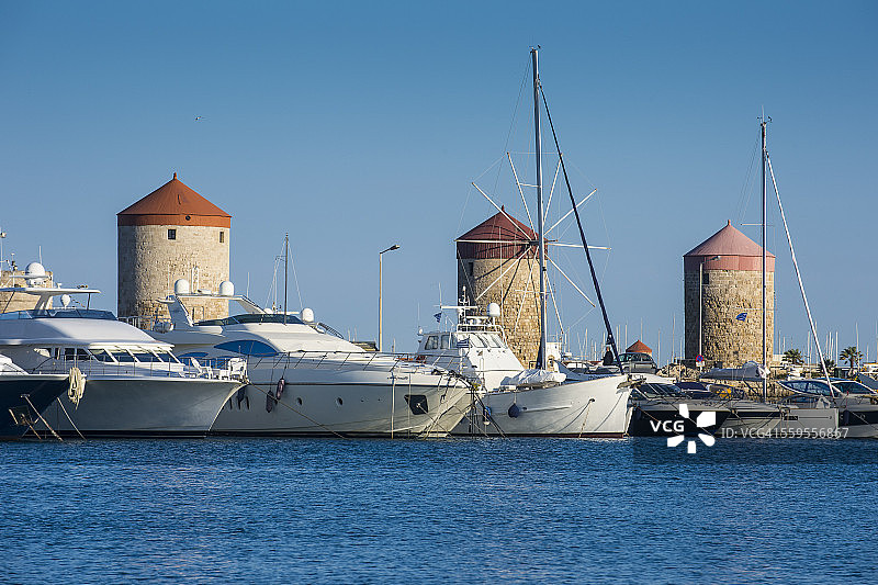 希腊罗德岛曼德拉基港口的中世纪风车图片素材