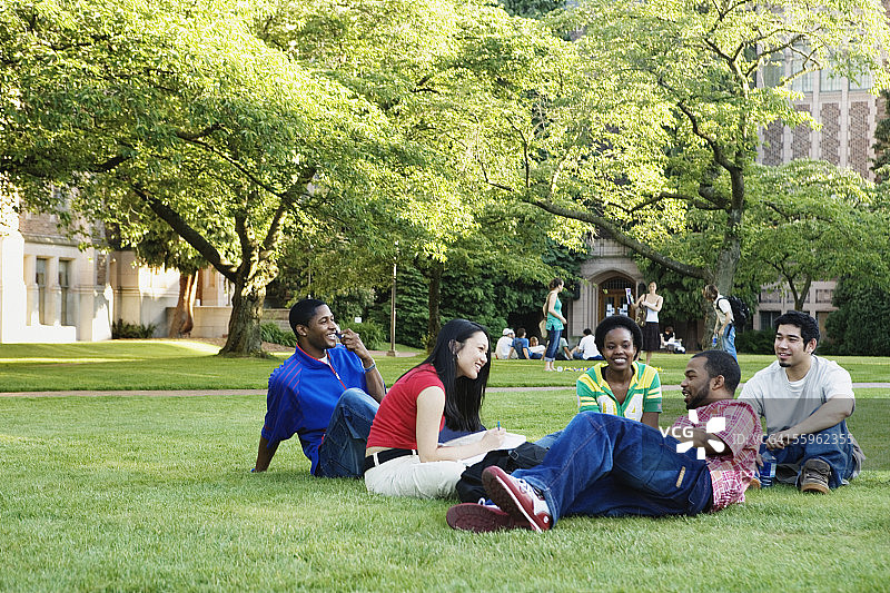 大学生在户外就坐图片素材