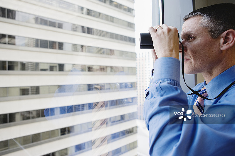 商人正在使用双筒望远镜图片素材