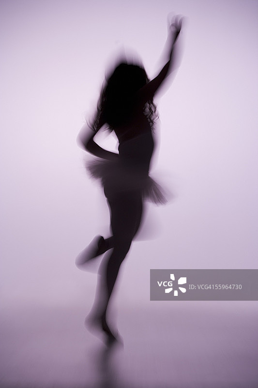 芭蕾舞演员跳舞的侧面轮廓图片素材