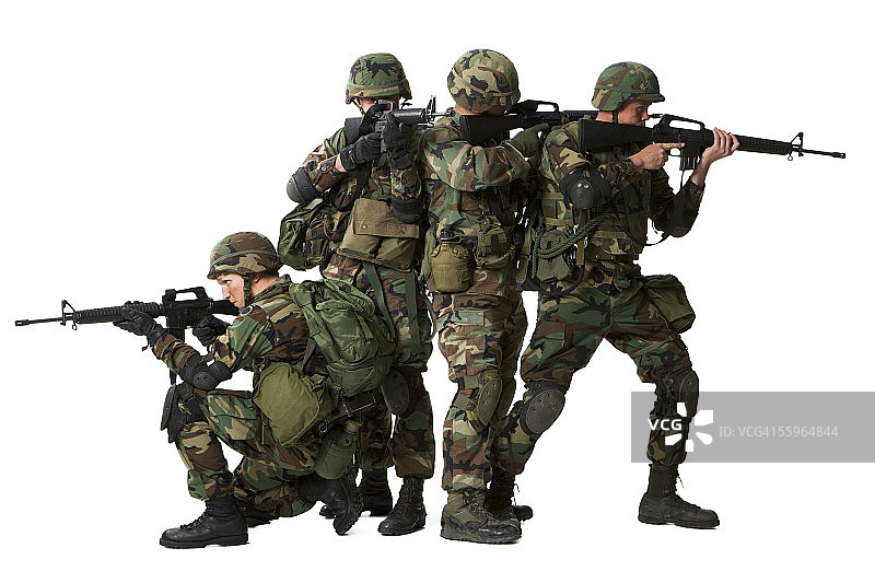 四名士兵瞄准步枪图片素材