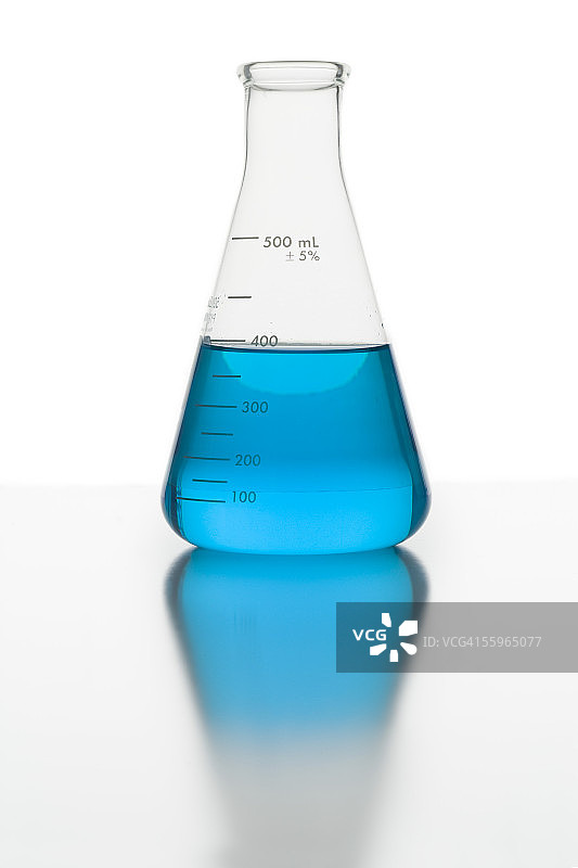 盛有蓝色液体的锥形瓶特写图片素材