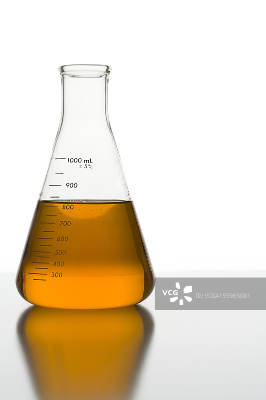 装有橙色液体的锥形瓶特写图片素材