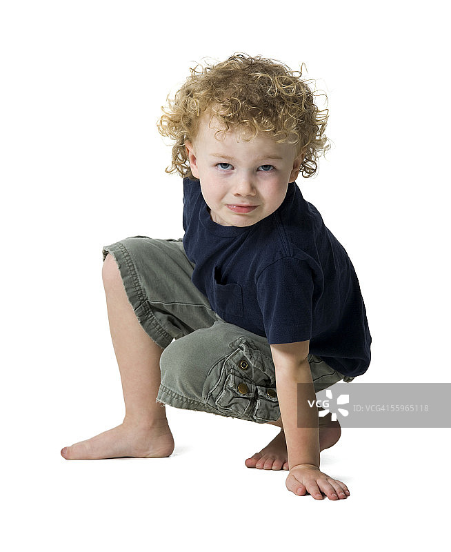 蹲着的男孩的肖像图片素材