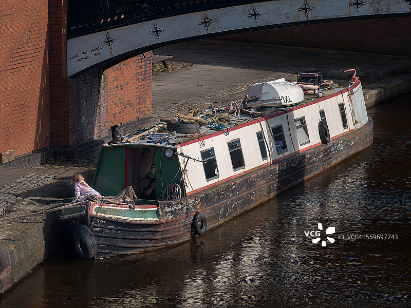 在曼彻斯特罗奇代尔运河上的驳船图片素材