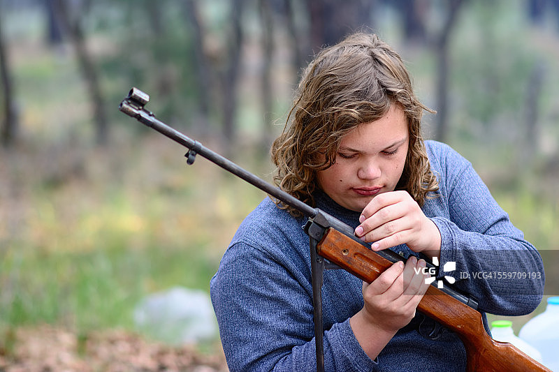 年轻人向气枪中装填弹丸图片素材