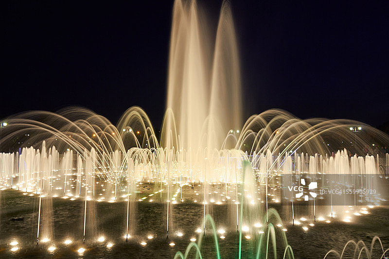 察里津诺公园的夜间喷泉表演图片素材
