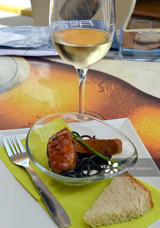 西班牙金枪鱼佐墨鱼面小吃图片素材