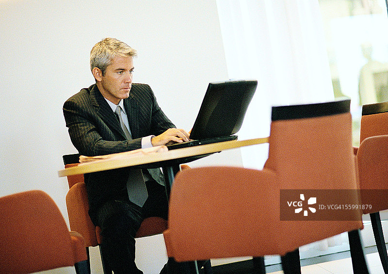 使用电脑的商人图片素材