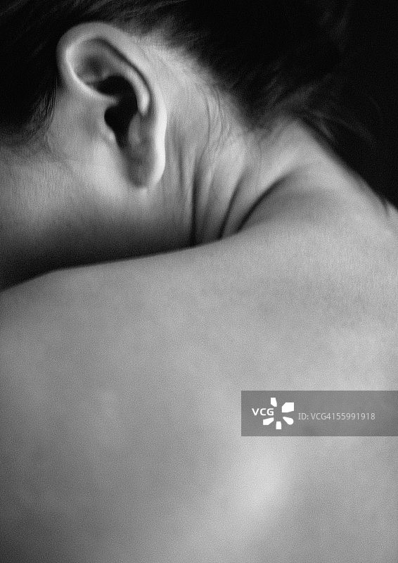 女人裸露的肩膀和耳朵特写（黑白）图片素材