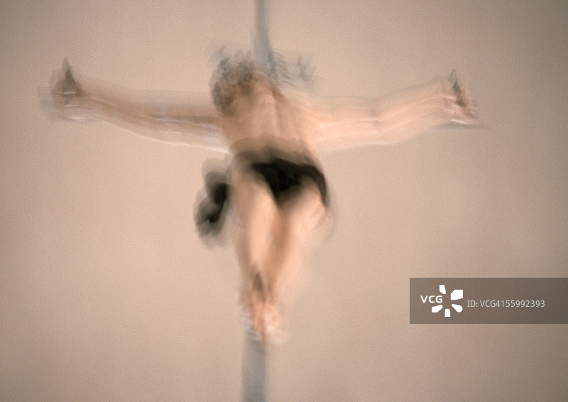 耶稣受难雕像，模糊低角度视图图片素材