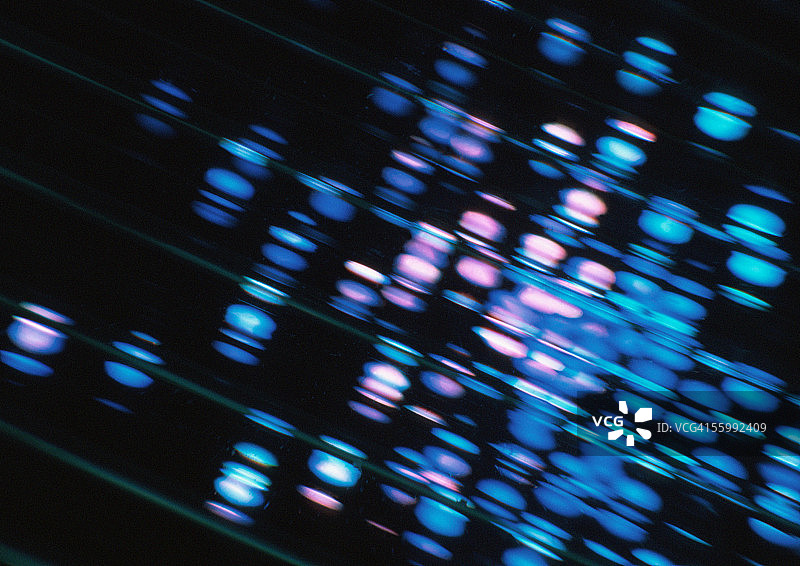 黑色背景上的蓝紫色光效图片素材