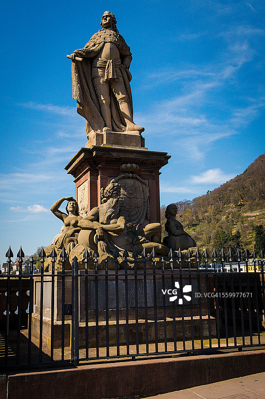 老桥上的查尔斯·西奥多雕像图片素材