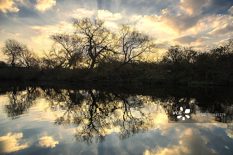 利河倒影图片素材