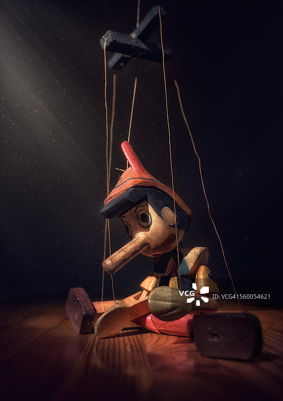 长鼻子匹诺曹躺着图片素材