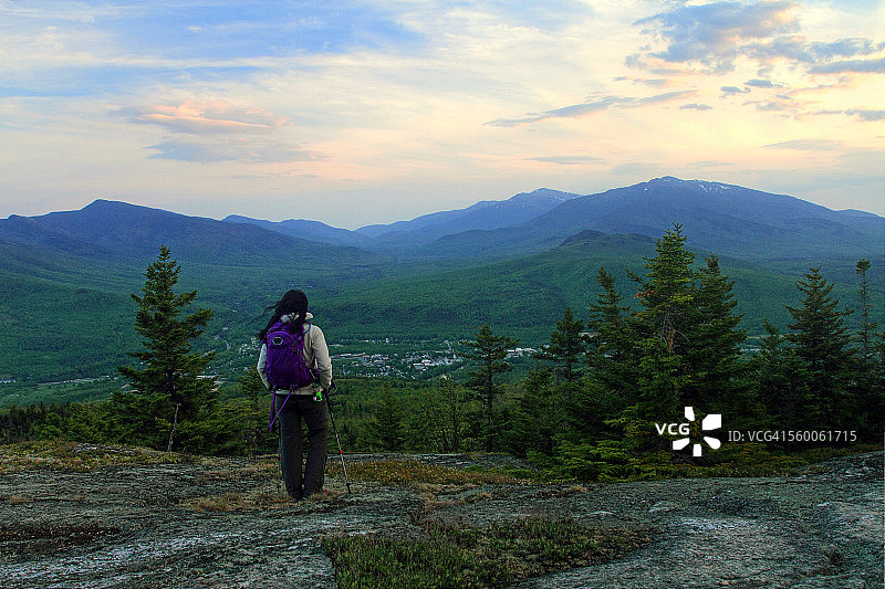 在新罕布什尔州的女徒步旅行者图片素材