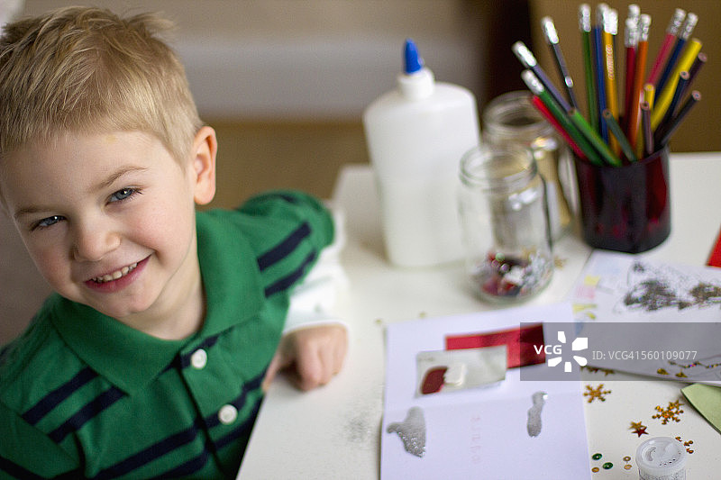 正在进行艺术创作的男孩图片素材
