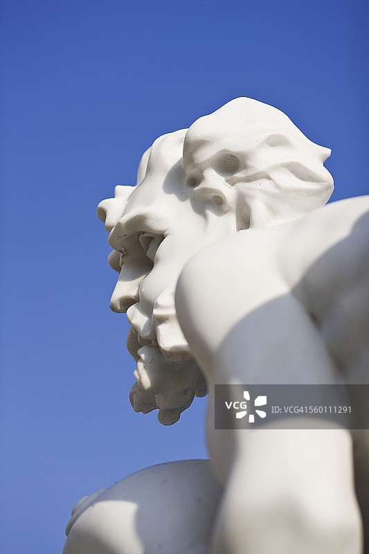 罗巴喷泉上的河神雕像图片素材